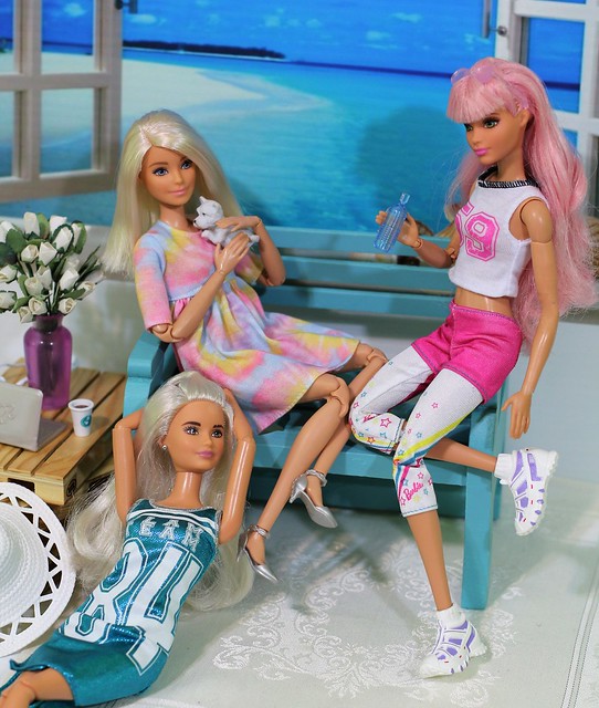 Relaxing with the Fashionistas