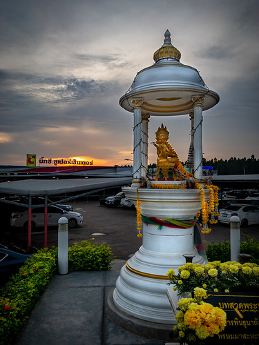 Sunset @ Bic C, Prachinburi by hathaway_m, A quick bite to eat before leaving Prachinburi and the parking lot at Big C was the backdrop for a l