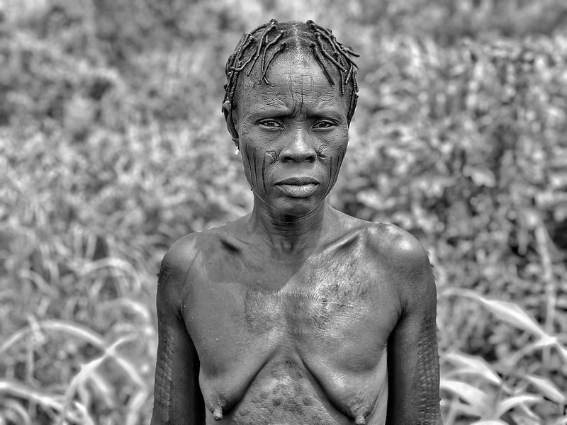 Fotografía en blanco y negro de una mujer holi en Benín