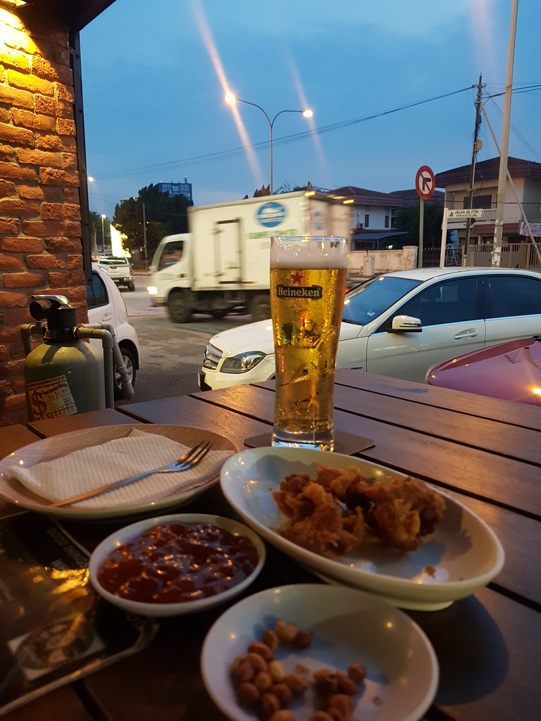 Heinekken rm$20 & 大蒜五花肉 Garlic Pork Belly rm$20 @ Three Stooges Bar & Bistro at Uptown Damansara