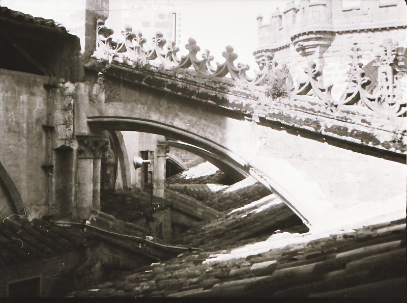 Arbotantes. Vista tomada desde las zonas superiores de la Catedral de Toledo en los años 60. Fotografía de Victoriano de Tena Sardón