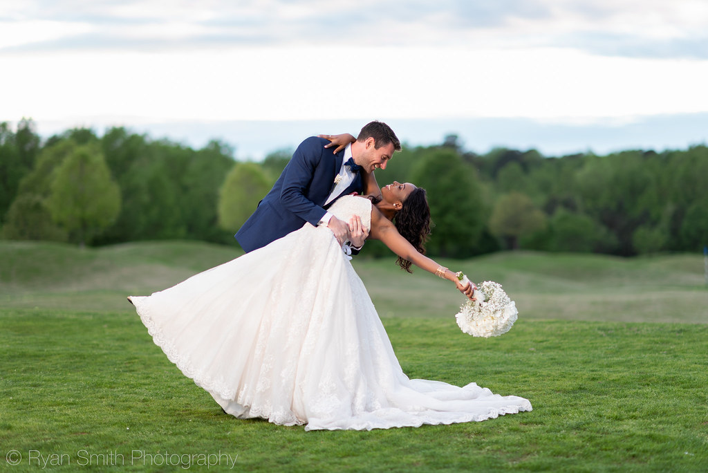 15 Unforgettable Wedding Poses for the Bride and Groom - Ideas & Tips