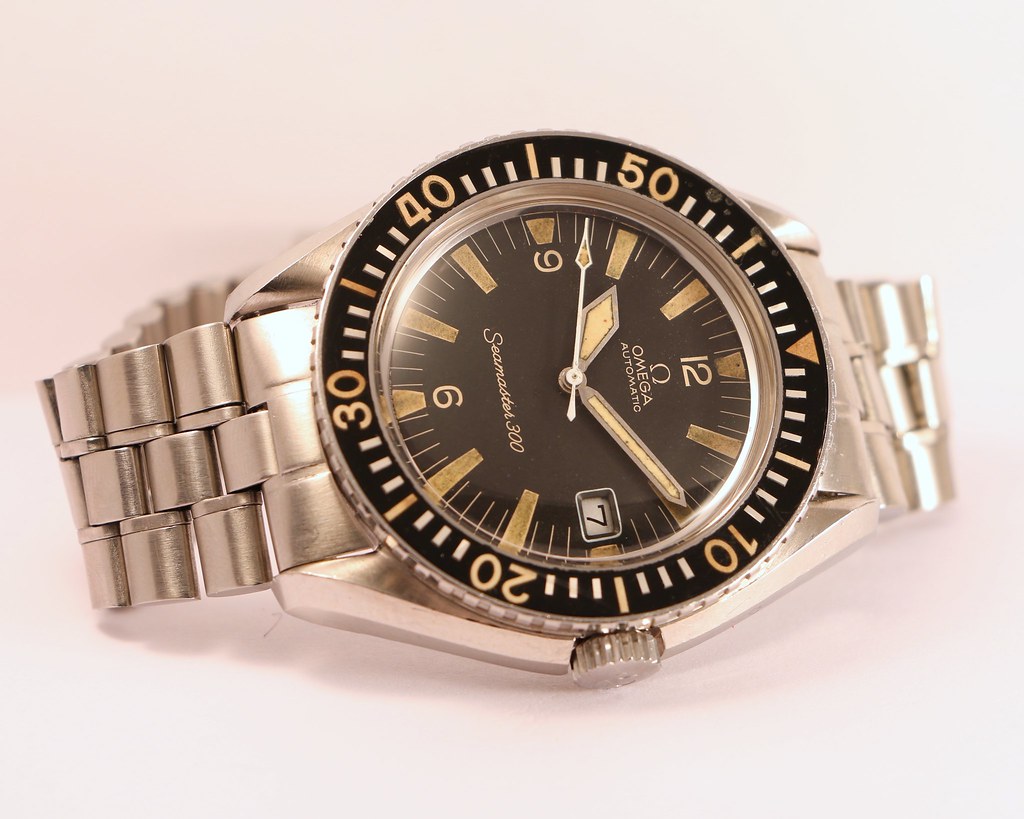 Deux Seamaster 300 produites à 4 jours d'intervalle 33804389678_7b454f85ff_b