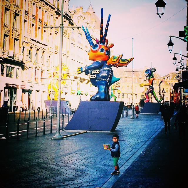 Le petit garçon et la créature.. Lille3000 bientôt son défilé sur le thème  « Eldorado » en attendant les créatures se pavanent dans Lille.