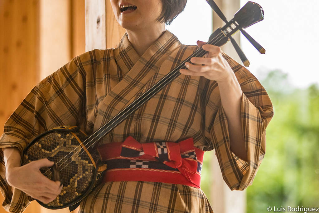 Espectáculo de sanshin, precursor del shamisen, en el hotel Hoshinoya Taketomi Island, en Okinawa