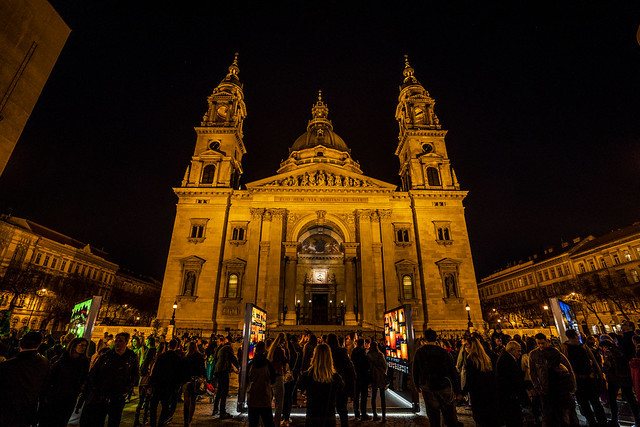 People and St. Stephen's Basilica