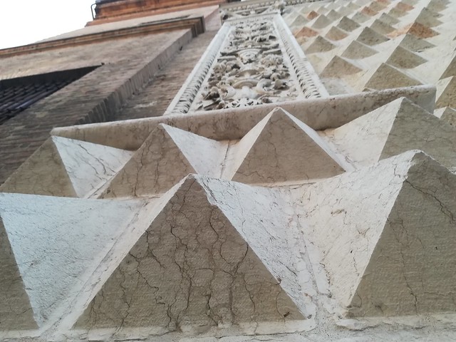 Palazzo dei Diamanti, scorcio della facciata