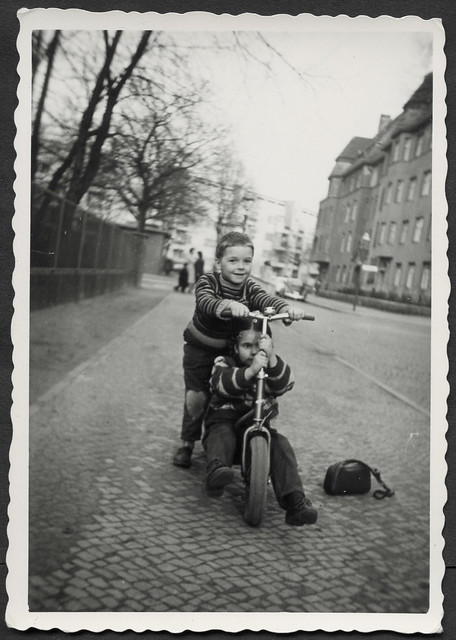 Archiv S974 Tretroller mit Beifahrer, 1950er