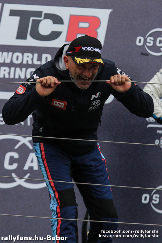 Gabriele Tarquini ünnepli a győzelmét 2019-ben a WTCR hungaroringi versenyén