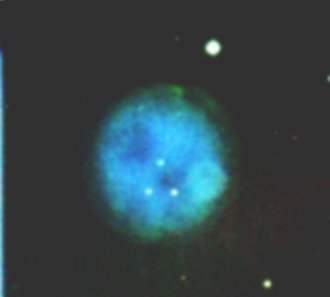 VCSE - Az M97 (Bagoly-köd) az MTA Csillagvizsgáló Intézete piszkéstetői 1 m-es RCC távcsővével. A kép V, R és I szűrőkkel készült 1300 x 1300 pixeles Roper Scientific CCD kamerával (képskála: 0,3 ívmásodperc/pixel) 2005. március 1/2-a éjszakáján. - Csizmadia Szilárd felvétele