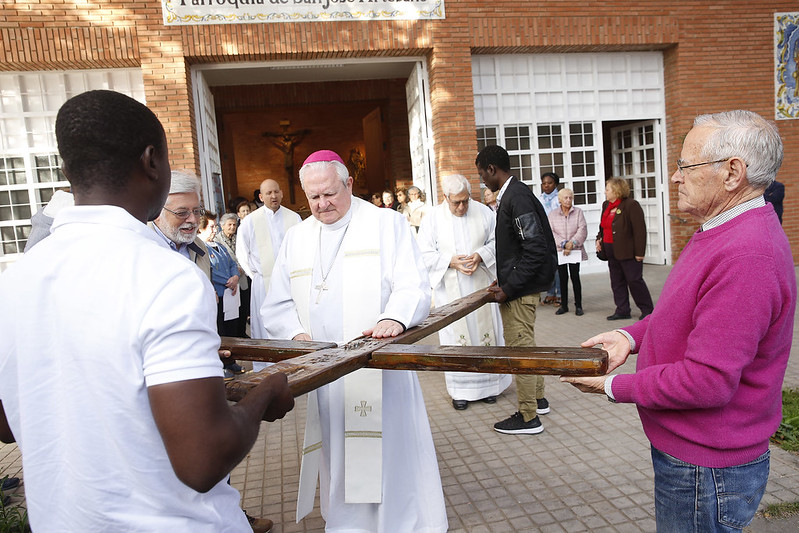 Elaborada con madera de pateras utilizadas por inmigrantes y refugiados,  fue bendecida por el papa Francisco