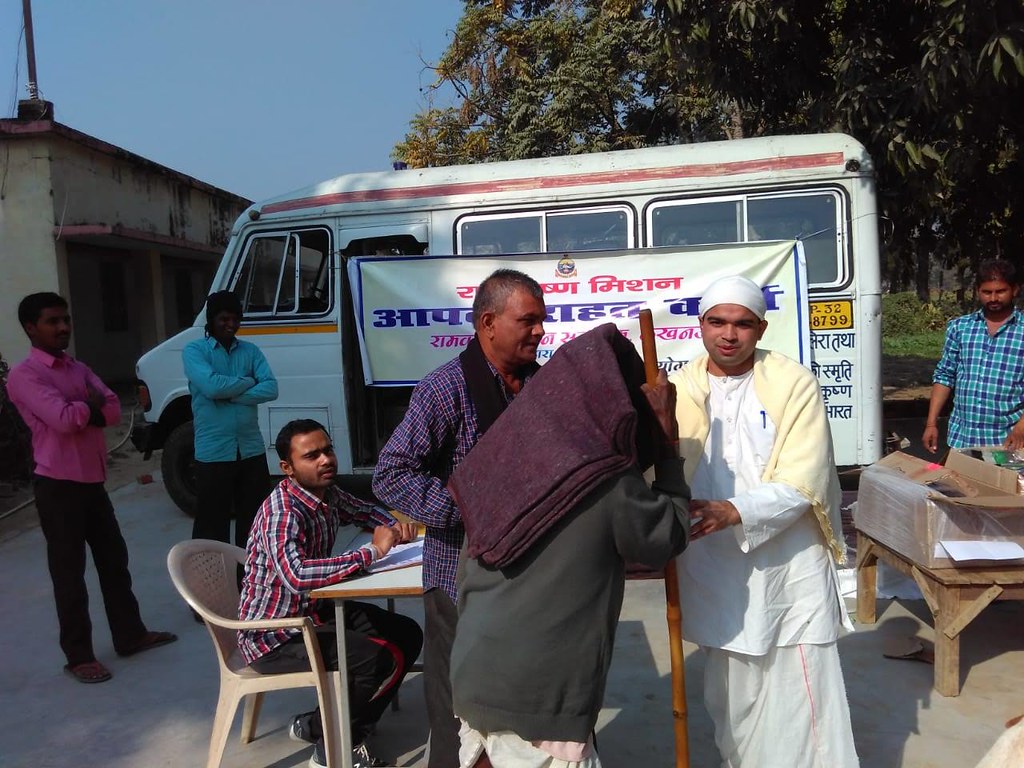 Distribution by blankets by Lucknow centre