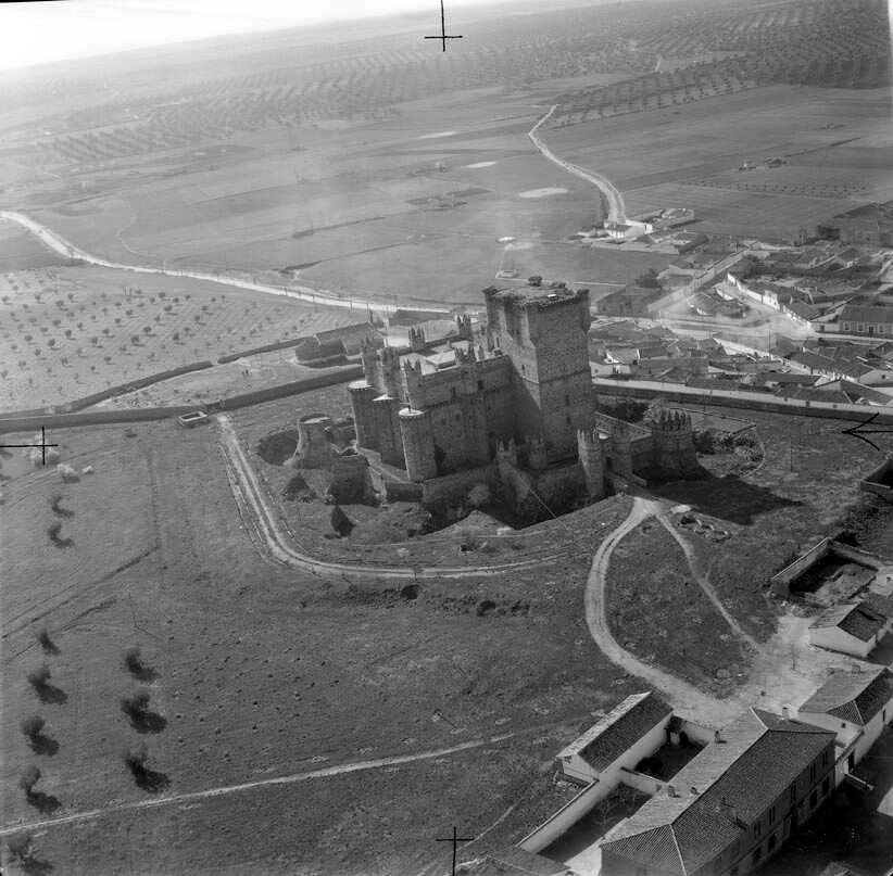 Castillo de Guadamur en 1956. Fondo Trabajos Aéreos y Fotogramétricos, S. A. (TAF) © Arxiu Nacional de Catalunya, Generalitat de Catalunya