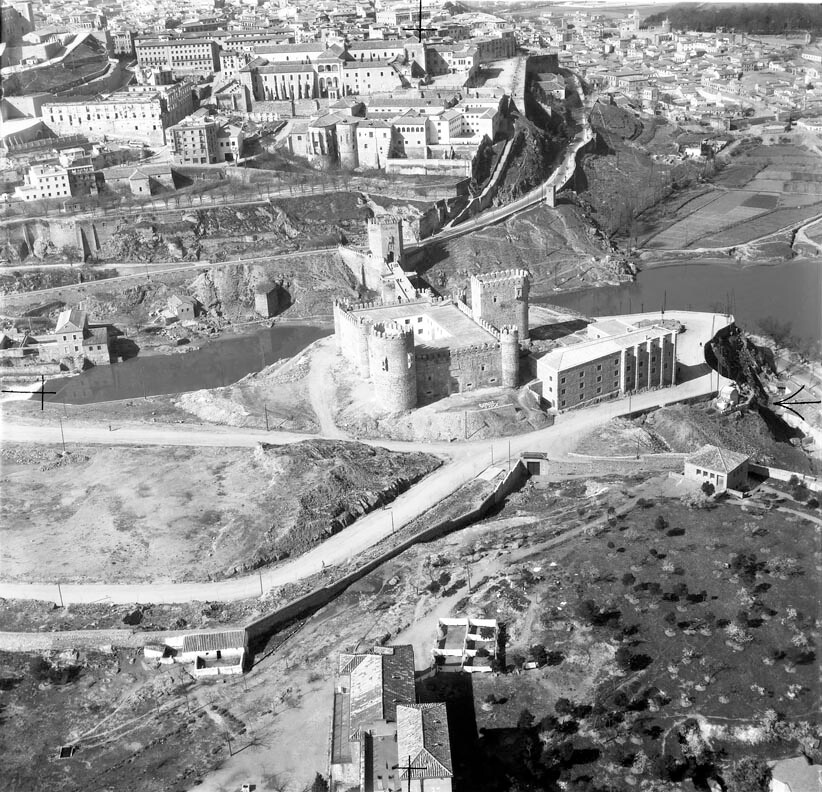 Castillo de San Servando en 1956. Fondo Trabajos Aéreos y Fotogramétricos, S. A. (TAF) © Arxiu Nacional de Catalunya, Generalitat de Catalunya