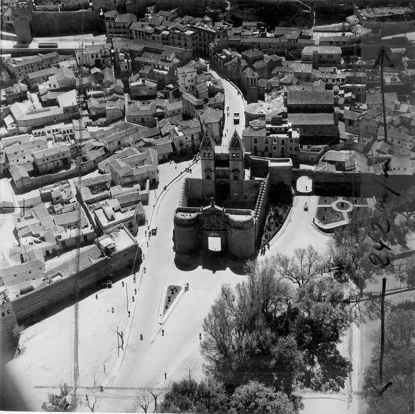 Foto aérea de la Puerta de Bisagra de Toledo tomada entre 1953 y 1955. Fondo Trabajos Aéreos y Fotogramétricos, S. A. (TAF) © Arxiu Nacional de Catalunya, Generalitat de Catalunya