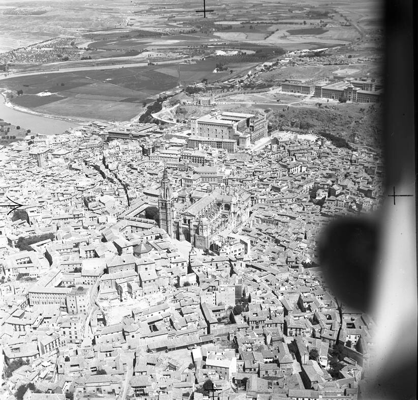 Foto aérea del centro histórico de Toledo tomada el 12 de agosto de 1960. Fondo Trabajos Aéreos y Fotogramétricos, S. A. (TAF) © Arxiu Nacional de Catalunya, Generalitat de Catalunya
