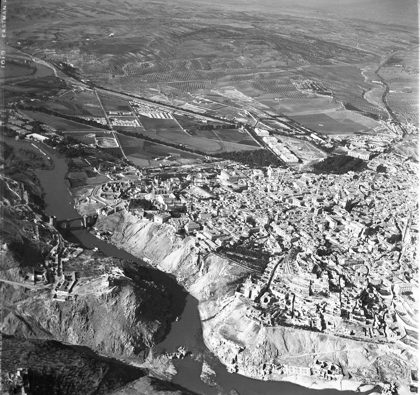Foto aérea de Toledo tomada entre 1953 y 1955. Fondo Trabajos Aéreos y Fotogramétricos, S. A. (TAF) © Arxiu Nacional de Catalunya, Generalitat de Catalunya