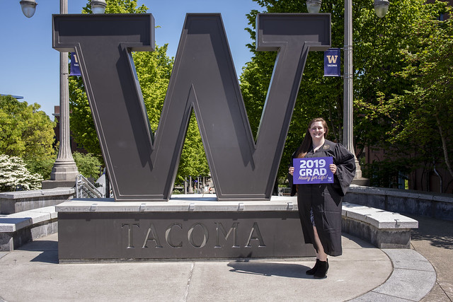 UW-Tacoma-W-grads_050819_272