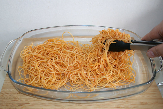 48 - Boden mit Spaghetti bedecken / Cover bottom with spaghetti