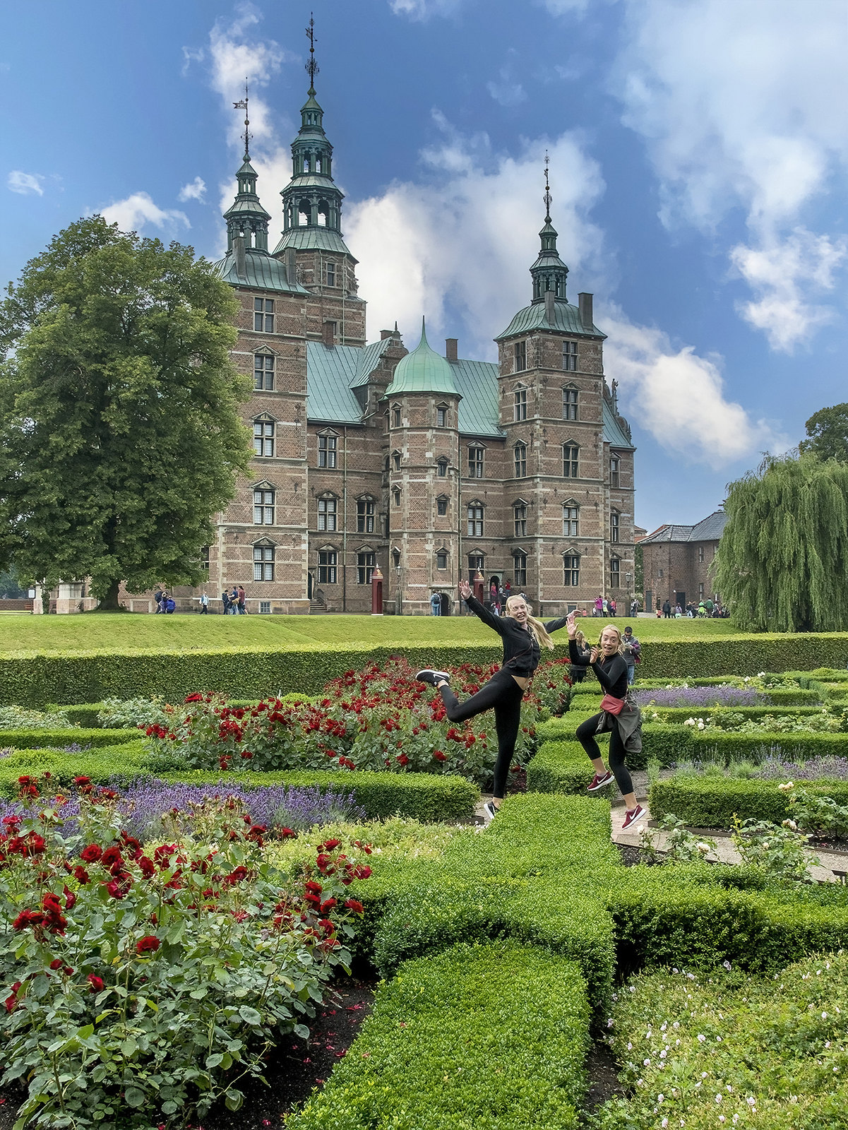 Ellie and Skylar @ Copenhagen's Rosenborg Castle