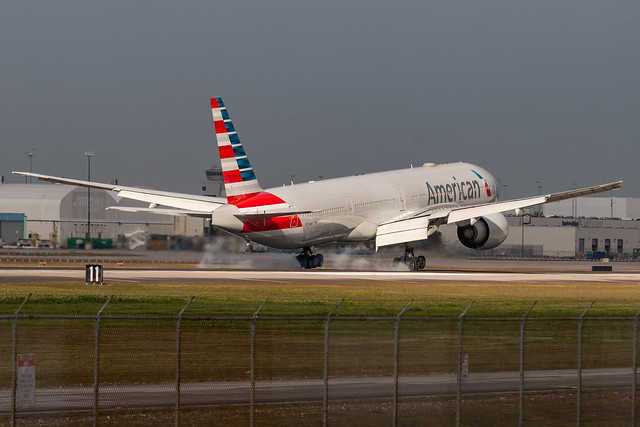 American Airlines 777-300ER N724AN