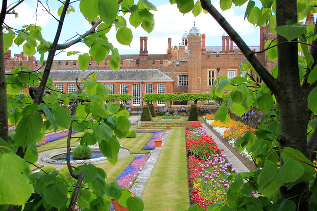 London Londres England : The gardens of the Hampton Court Palace, les jardins du  palais de Hampton Court, Die Gärten des Palastes Hampton Court. On explore.