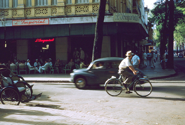 SAIGON 1954 - Góc Rue d'Ormay và Rue Catinat  (nay là Mạc Thị Bưởi & Đồng Khởi) - Tiệm Cafe Impérial