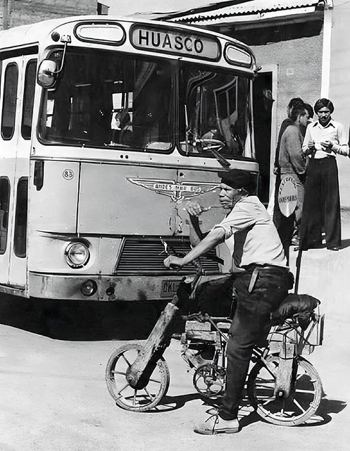 esta fotografia de 1980 del MHN  muestra un bus Berliet de la ANDES MAR-BUS a Huasco al norte de Chile, el hombre de la bicicleta se llamaba Guido Rocco