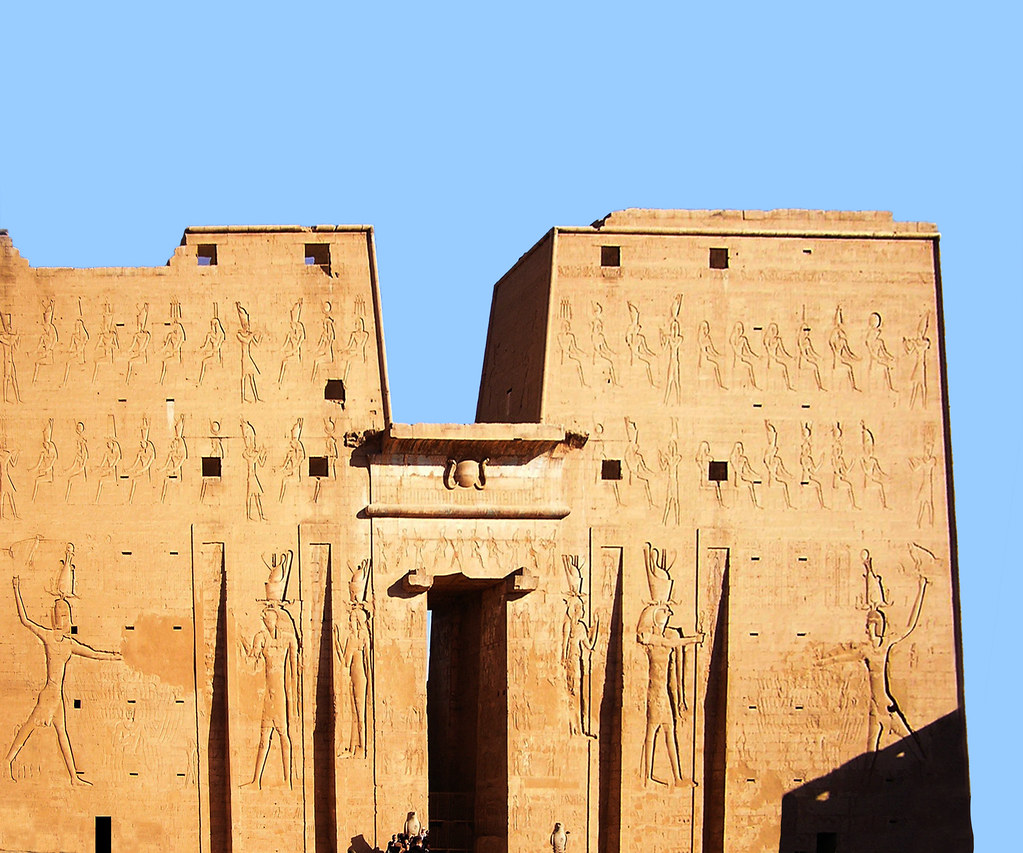 portada entrada pilono exterior Templo de Horus Edfu Egipto
