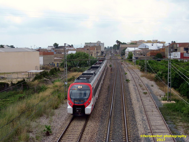 Tren de Cercanías de Renfe (Línea C-1) a su paso por SOLLANA (Valencia)