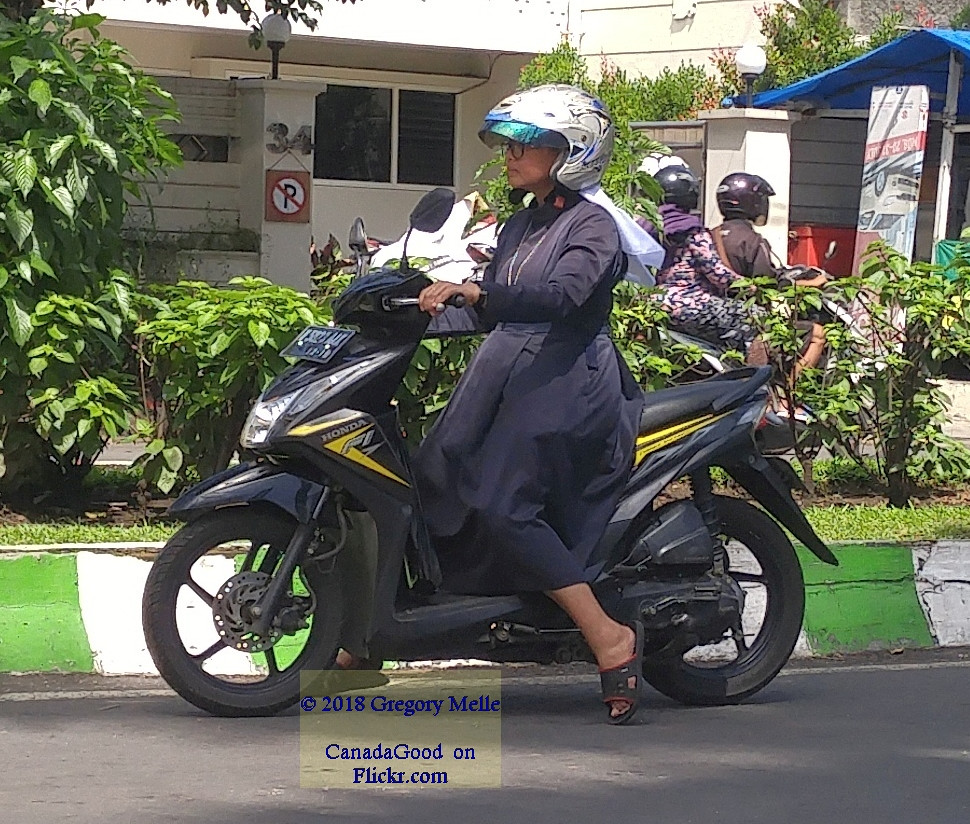 Mediante Hermana baño Java East-Malang Scooter Nun 20171209_093145 LG | Nun on a s… | Flickr