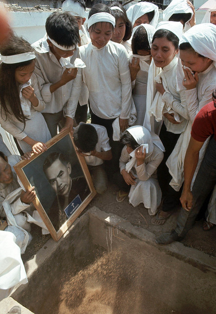 Saigon 1969 - Đám tang cha Đaminh Mai Ngọc Khuê, chánh xứ tiên khởi giáo xứ Tân Sa Châu, qua đời vì tai nạn giao thông.