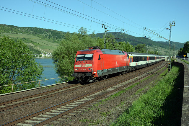 101 140-2 DB + empty train to operate EC 6 from Koblenz, Rheindiebach, 6th May 2018