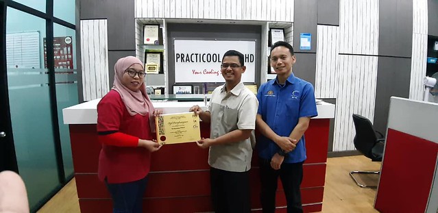 Penyampaian sijil penghargaan kepada Syarikat Practicool Sdn Bhd dan FF Electrical Centre