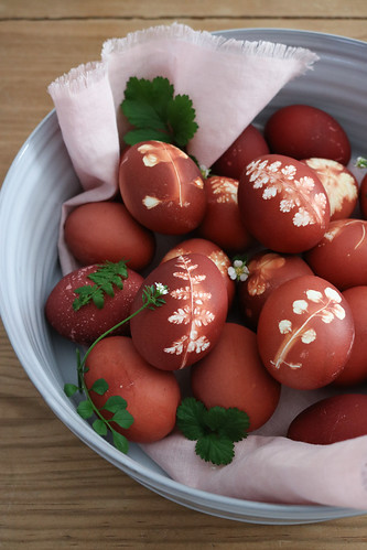 Natural dyed eggs and napkins