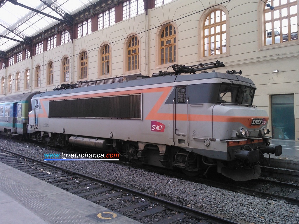 La locomotive BB 22345 SNCF (série BB 22200) en livrée béton