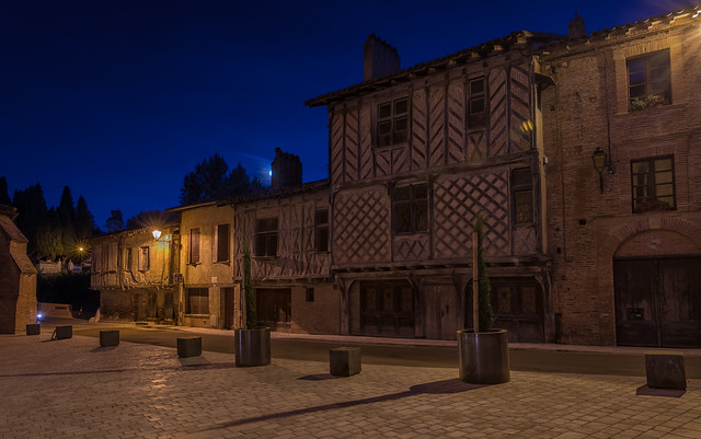 Rieux-Volvestre.Façades en pans de bois du XIV e siècle.