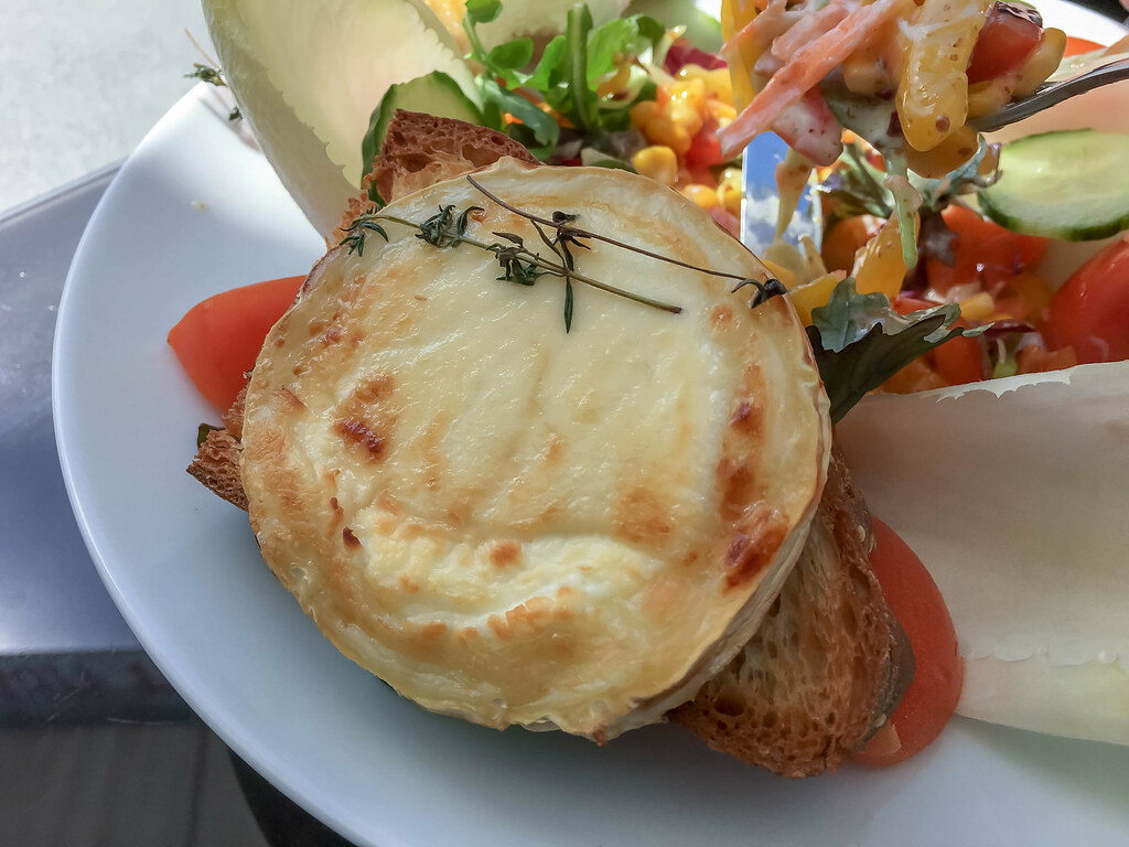 Großer, bunter Salatteller mit Gratin-Ziegenkäse, Honig und Thymian auf einer Pane Siciliano Brotscheibe im 1. FC Köln Restaurant Geißbockheim