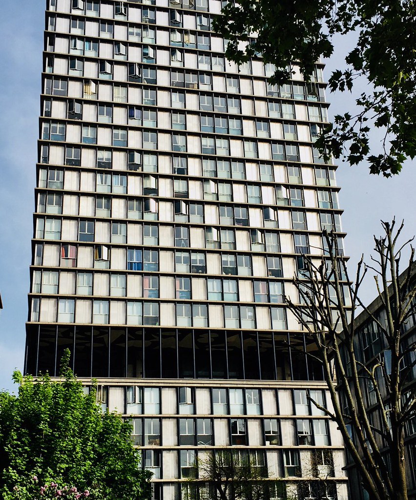 75 PARIS - La tour Albert ou tour Croulebarbe est un immeuble d'habitation situé dans le 13e arrondissement de Paris, au 33 rue Croulebarbe. Construit par l'architecte Édouard Albert