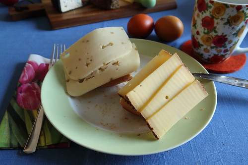 Bockhornkleekäse und Dijon-Senf-Käse auf Brötchen