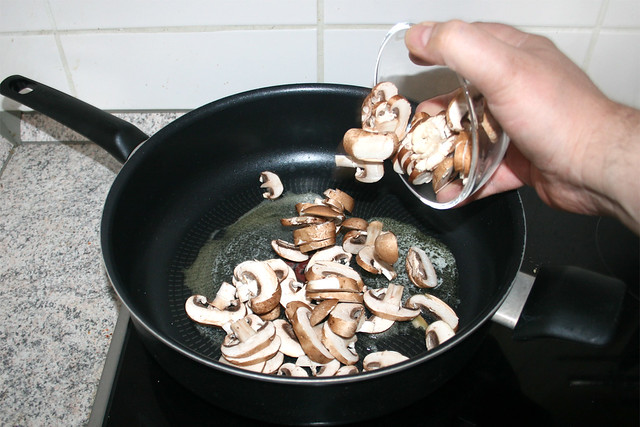 03 - Pilze in Pfanne geben / Put mushrooms in pan