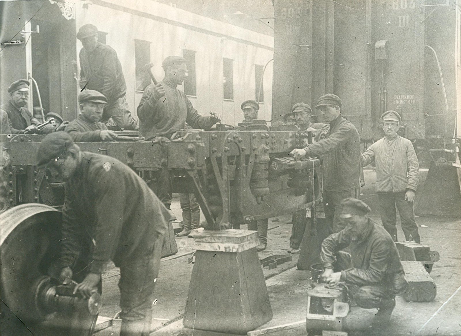 1920. Рабочие в железнодорожных мастерских станции «Подмосковная» на субботнике