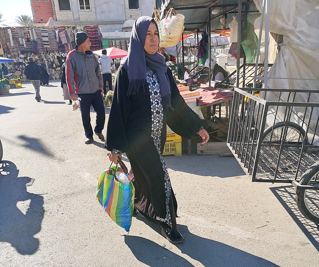 mujer mayor bereber su gente avenida Habib Bourguiba Tozeur Tunez 06