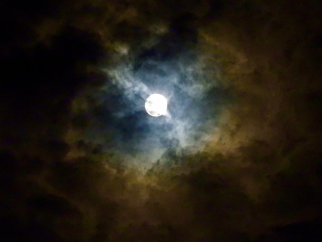 Au-delà des nuages, la lune.
