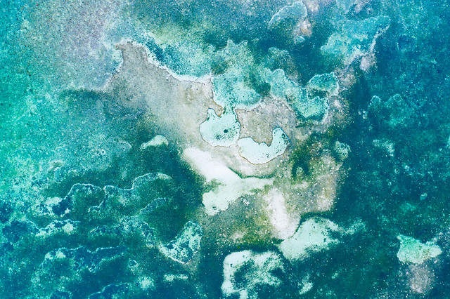 Plan éloigné sur un récif de l'île de Siquijor