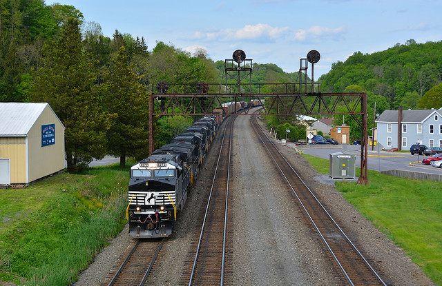 NS 4272 Westbound. Summerhill, PA
