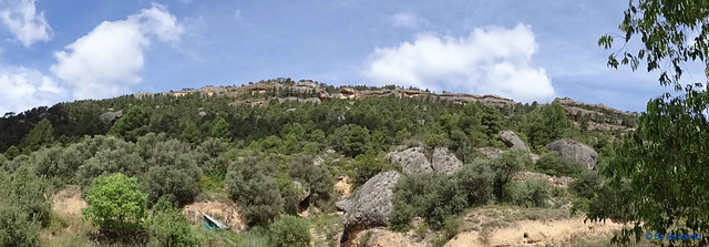 Cabacés -06- Panorámica de la Serra Dels Solans -01- Totxos del Camí (centro) y Can Pistraus, Racó Pervers, Rat del Bosc, Can Adefecio y Cal Mingallarga (A la izda del techo triangular) y La Placeta (11-05-2019)