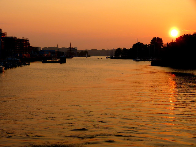 Sonnenuntergang an der Flussmündung