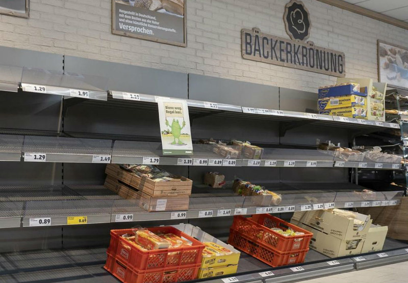 德國超市 Penny Markt 曾經下架蜂類授粉的商品，空蕩蕩的貨架直指蜂類對人類糧食安全的重要性。來源： Penny Markt / Rewe Group