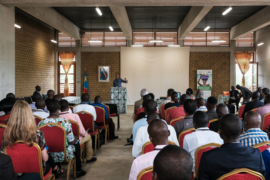 Paolo Cerutti (CIFOR) at the 2019 Science Week at UNIKIS, Kisangani - DRC.